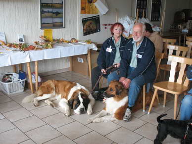 Langsam füllt sich das Gemeinschaftshaus in Rehhorst mit den Besuchern des Tiergottesdienstes.
